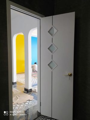 cửa gỗ pano kính màu trắng tinh tế