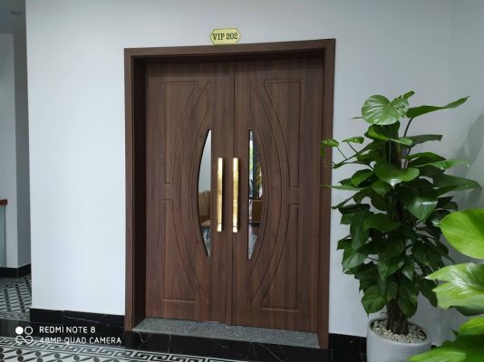 cửa gỗ pano kính thiết kế tinh tế